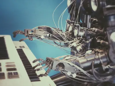Robot che suona un pianoforte