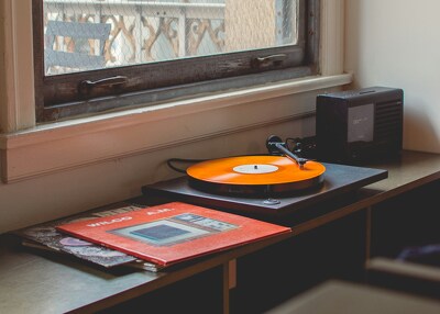 Giradischi sotto la finestra con vinile