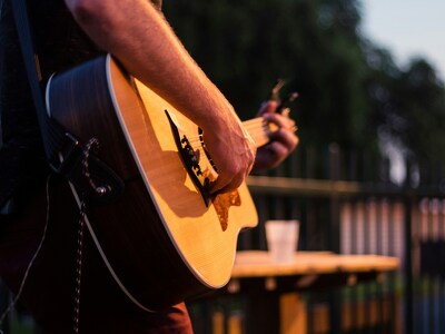 Persona che suona una chitarra